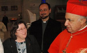 Anna con il Cardinale Tettamanzi, la Volontaria Daniela e Don Carlo