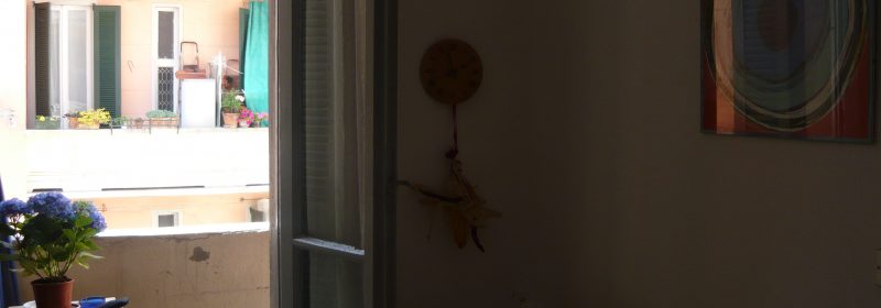 Alloggio protetto – tavolo e balcone
