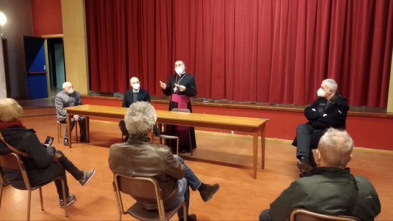 L'arcivescovo Delpini parla agli ospiti e ai volontari di Effatà-Apriti